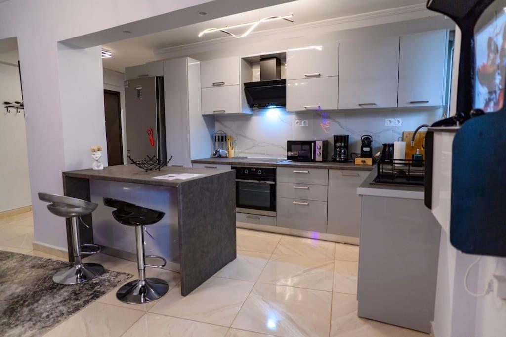 Fresh Spicy 1Bd Amusement Arcade Apartment Atena Exterior foto